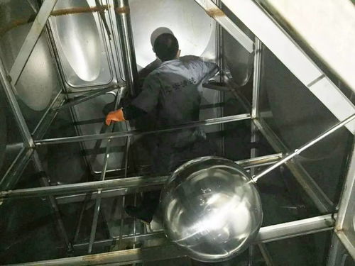 连夜清洗水箱 确保居民用水安全