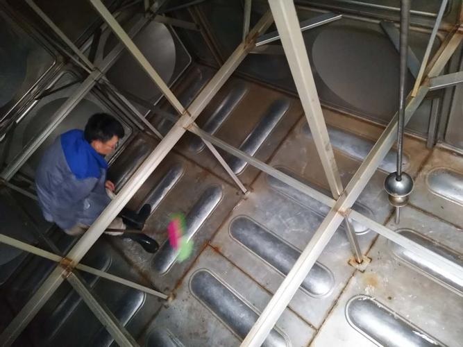 青浦中铁逸都小区水箱清洗